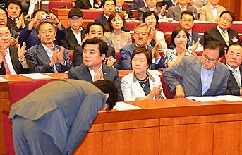 고개숙여 인사하는 유승민 원내대표/뉴시스