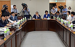 세종청사에서 열린 7차 최저임금위원회 전원회의/뉴시스