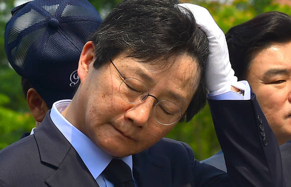 얼굴 만지는 유승민/뉴시스