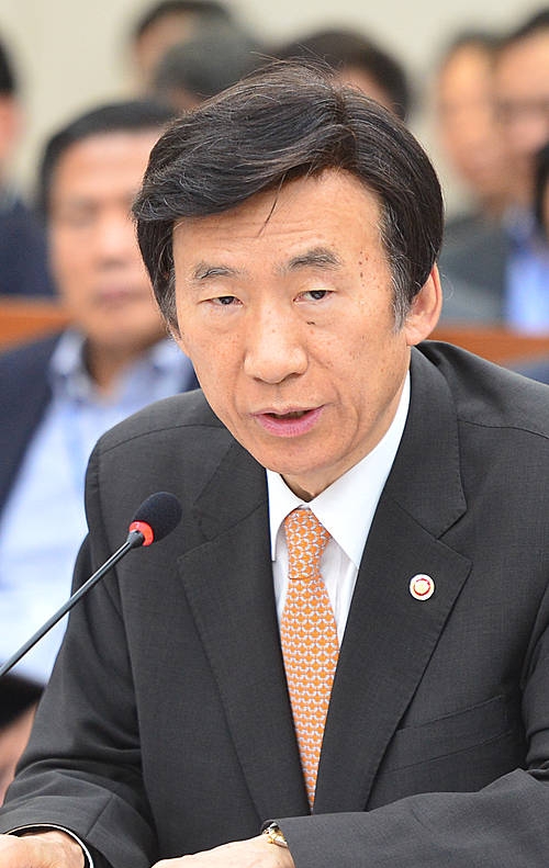 답변하는 윤병세 장관/뉴시스