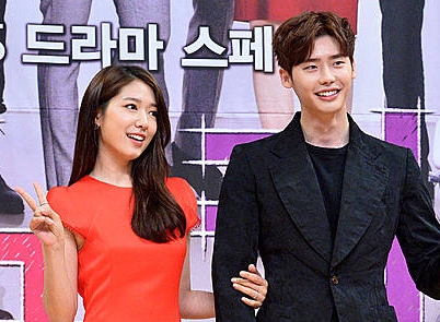 박신혜-이종석, 브이 포즈/뉴시스