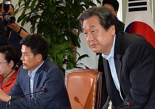자리 박차고 나가는 김무성/뉴시스