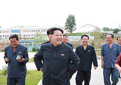 北 평양시 사동구역 장천남새전문협동농장 현지지도하는 김정은/뉴시스