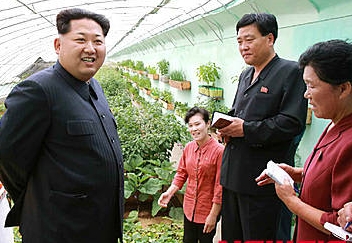 北 김정은, 평양시 사동구역 장천남새전문협동농장 현지지도/뉴시스
