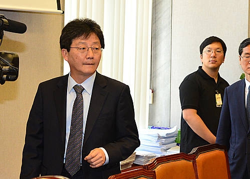 회의실 들어오는 유승민/뉴시스