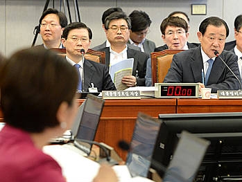이언주 의원 질의 답변하는 이병기 비서실장/뉴시스