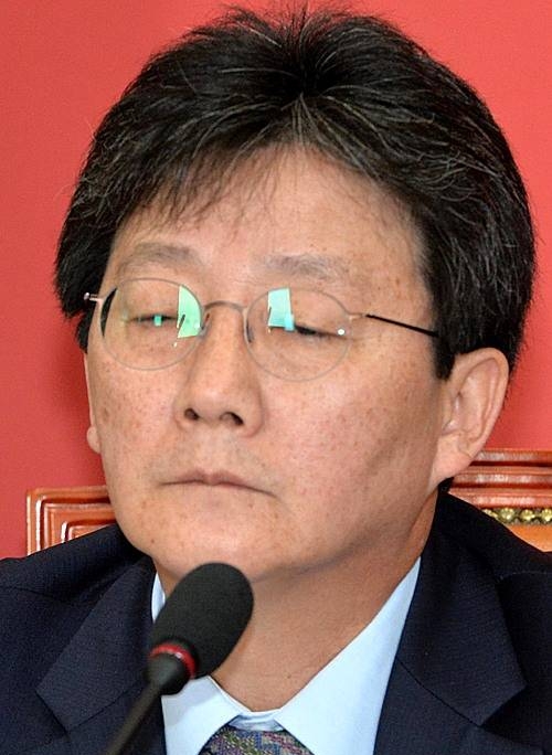 의원발언 경청하는 유승민/뉴시스