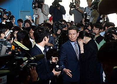 취재진에 둘러싸인 조현아 전 부사장/뉴시스
