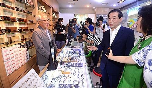 박원순 서울시장, '명동역 지하도상가 상인 격려'/뉴시스
