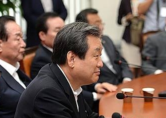 묘한 표정 짓는 김무성 대표/뉴시스