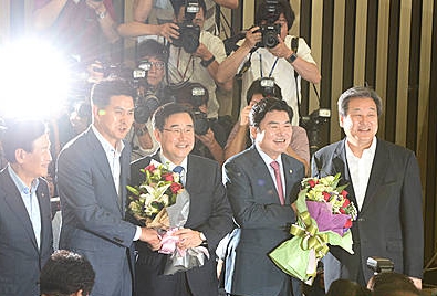원내대표-정책위의장 추대된 원유철-김정훈/뉴시스