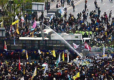 물대포 맞는 세월호 범국민대회 참가자들/뉴시스
