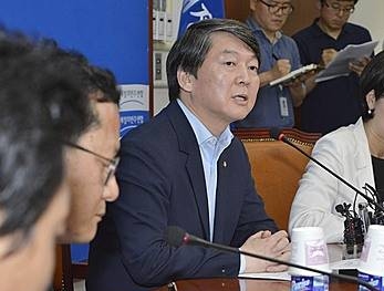 해킹프로그램 불법구매관련 이야기하는 안철수/뉴시스
