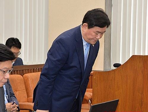 인사하는 최경환 부총리/뉴시스
