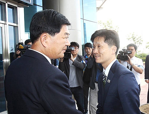 악수하는 이상민 남측 위원장-박철수 북측 위원장/뉴시스