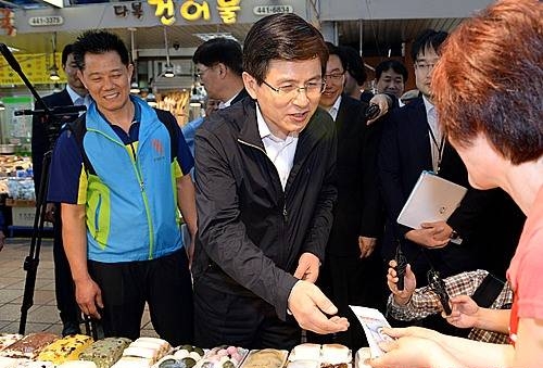 떡값 지불하는 황교안 총리/뉴시스