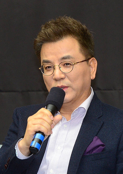 답변하는 강석우/뉴시스