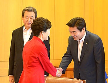악수하는 박근혜 대통령과 원유철 원내대표/뉴시스