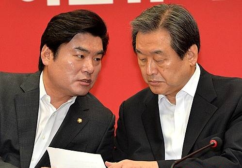 보고자료 검토하는 김무성, 원유철/뉴시스