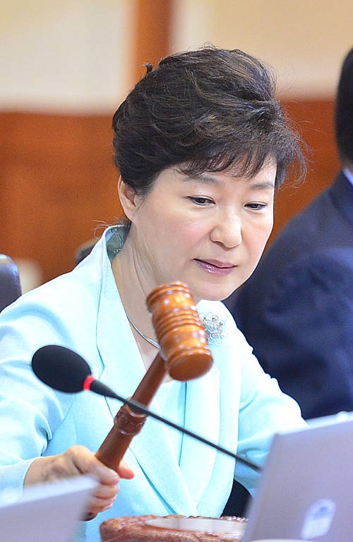 국무회의 주재하는 박근혜 대통령/뉴시스