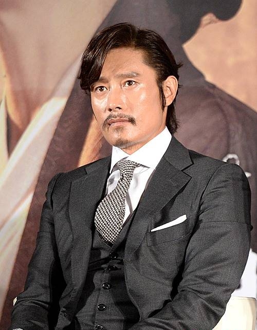 취재진 바라보는 이병헌/뉴시스
