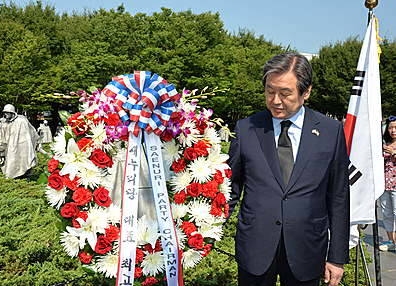 김무성 대표, 한국전 참전 기념공원 찾아 헌화/뉴시스