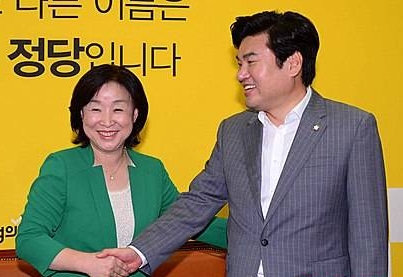 악수 나누는 원유철-심상정/뉴시스