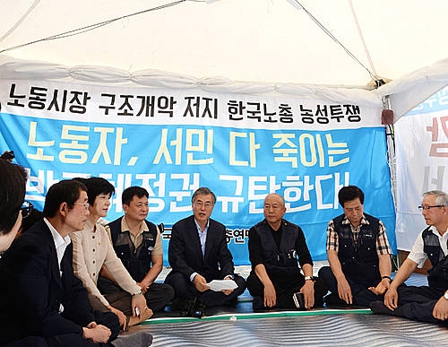천막농성장 찾은 문재인 대표/뉴시스