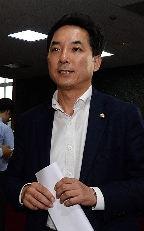 의총장 들어서는 박민식 의원/뉴시스