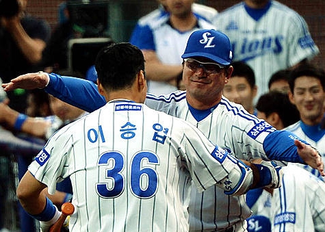 류중일 감독에 달려가는 이승엽 '400 홈런 달성!'/뉴시스