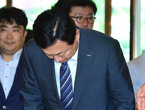 고개숙여 인사하는 신동빈 회장/뉴시스