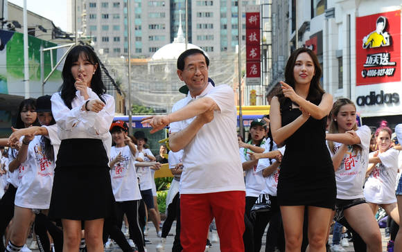 베이징루 거리에서 춤 추는 박원순 시장/뉴시스