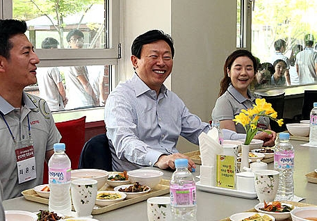 신입사원들과 식사하는 신동빈 롯데그룹 회장/뉴시스