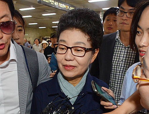 인터뷰하는 박근령 총재/뉴시스