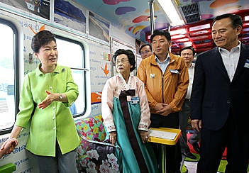 기차로 백마고지역 이동하는 박 대통령/뉴시스