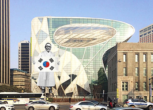 김구 선생 이미지로 단장한 서울시청 외벽/뉴시스