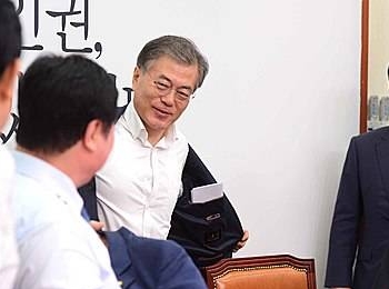 웃옷 벗는 문재인/뉴시스