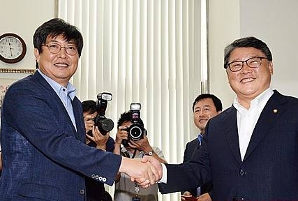 악수 나누는 여야 원내수석부대표/뉴시스