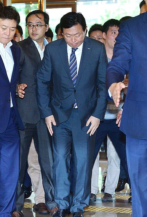 고개숙여 인사하는 신동빈 회장/뉴시스