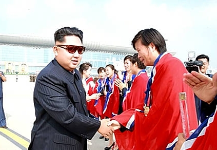 우승한 북한 여자 축구 대표팀 격려하는 김정은/뉴시스