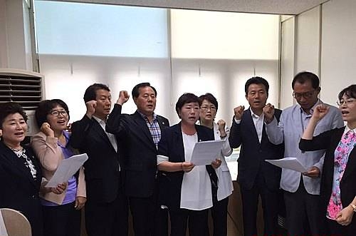 안양시의원 10명, 이필운 안양시장 사퇴 촉구/뉴시스