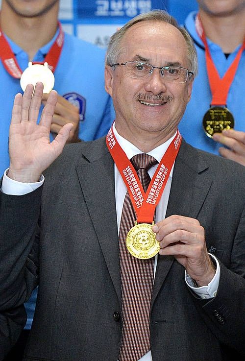 기념촬영하는 울리 슈틸리케 대한민국 축구 국가대표 감독/뉴시스