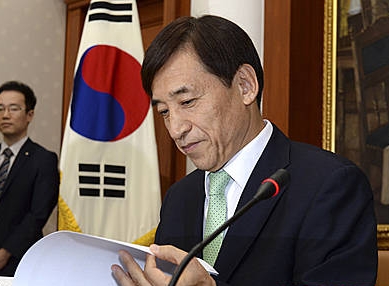 자료 살펴보는 이주열 총재/뉴시스