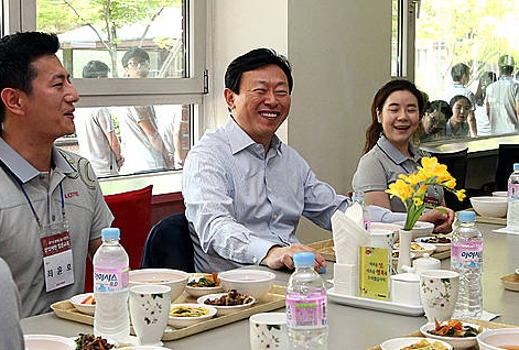 신입사원들과 식사하는 신동빈 롯데그룹 회장/뉴시스
