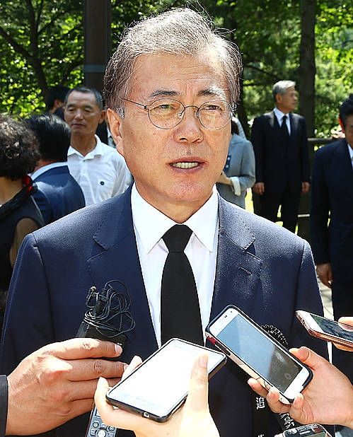 답변하는 문재인 대표/뉴시스
