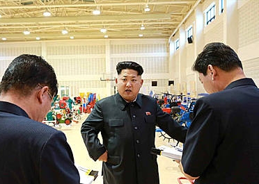北 농기계전시장 돌아보는 김정은 제1비서/뉴시스