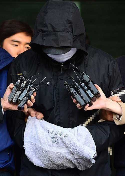 취재진 질문 받는 모텔 여중생 살해 혐의 김 모 씨/뉴시스