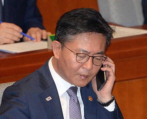 전화 받는 홍용표 통일부 장관/뉴시스