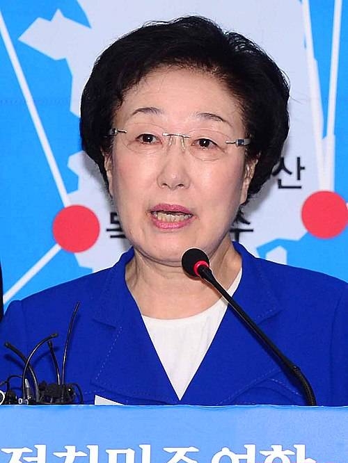 입장 밝히는 한명숙/뉴시스