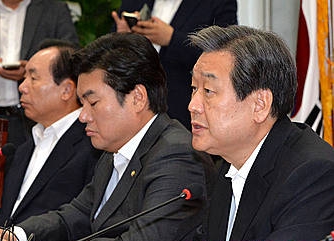 북한 당국자와 대화 관련 이야기하는 김무성/뉴시스